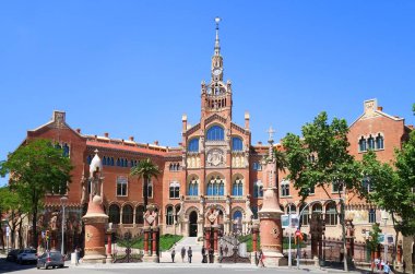 Güneşli bir bahar gününde yürümek ve San Pau Hastanesi, Barcelona 'da Art Nouveau mimarisi