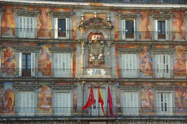 Güneşli bir bahar gününde Madrid 'de, Panaderia Evi' nin ön cephesinin bir parçası olan Mağripli mimari tarzında bir yürüyüş.