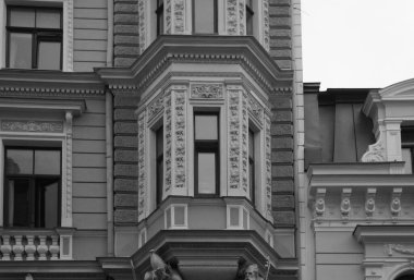 Elizabeth Caddesi 'nde ulusal romantizm tarzında bir konut binasının ön cephesi, pencereler ve ayrıntılar