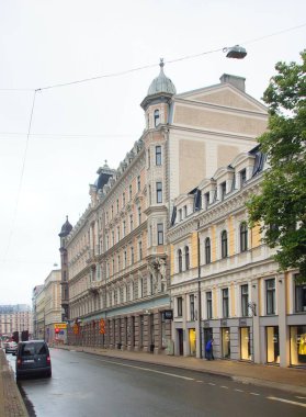 Kasvetli bir yaz sabahı ve şehir merkezinde sıkıcı sokaklar boyunca bir yürüyüş.