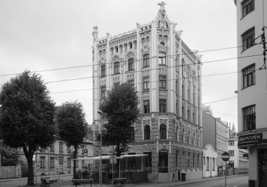 Kasvetli bir yaz sabahı ve şehir merkezinde sıkıcı sokaklar boyunca bir yürüyüş.