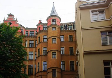 Kasvetli bir yaz sabahı ve şehir merkezindeki sıkıcı sokaklar boyunca bir yürüyüş, rahat bir şehir avlusu.