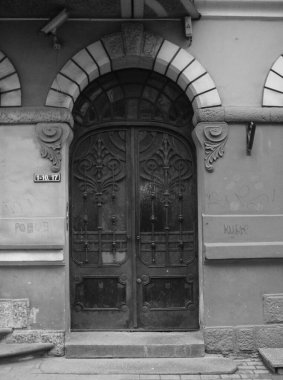 Riga 'nın merkez caddelerinden birinde ulusal romantizm tarzında bir konut kapısı olan ön cephenin bir parçası.