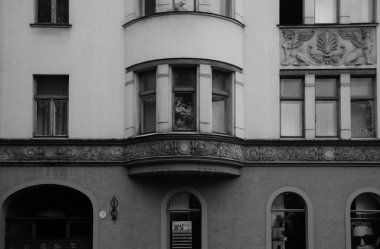 Riga 'nın merkez caddelerinden birinde ulusal romantizm tarzında bir konut kapısı olan ön cephenin bir parçası.