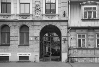 Riga 'nın merkez caddelerinden birinde ulusal romantizm tarzında bir konut kapısı olan ön cephenin bir parçası.