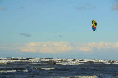 Yaz güneşli bir gün ve Riga Körfezi dalgalarında uçurtma sörfü müsabakaları