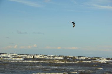Yaz güneşli bir gün ve Riga Körfezi dalgalarında uçurtma sörfü müsabakaları