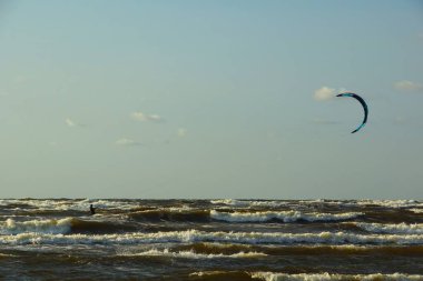 Yaz güneşli bir gün ve Riga Körfezi dalgalarında uçurtma sörfü müsabakaları