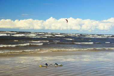 Yaz güneşli bir gün ve Riga Körfezi dalgalarında uçurtma sörfü müsabakaları