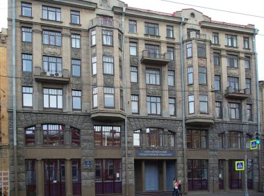 Art Nouveau binası Vasilyevsky Adası 'nın birinci hattı, 26 numaralı ev, ana cephe.