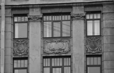 Vasilyevsky Adası 'nın birinci satırındaki Art Nouveau binası, 26 numaralı ev, penceresi olan ön cephenin bir parçası.
