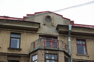 Vasilievsky Ostrov 26 'nın birinci hattındaki Art Nouveau binası balkonlu ön cephenin bir parçası.