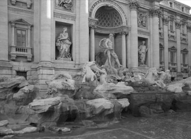Bir yaz sabahı şehirde dolaşıp ünlü manzaraları keşfeden Trevi Fountain.
