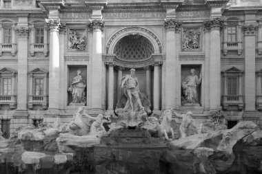 Bir yaz sabahı şehirde dolaşıp ünlü manzaraları keşfeden Trevi Fountain.