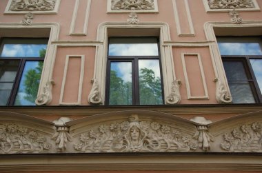 Şehrin merkez caddelerinden birinde bir Art Nouveau konut binasının ön cephesinin bir parçası.