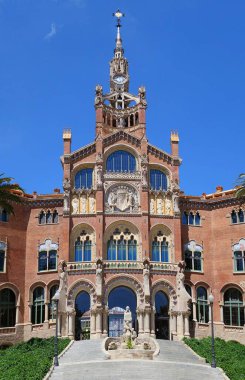 Güneşli bir bahar gününde yürümek ve San Pau Hastanesi, Barcelona 'da Art Nouveau mimarisi