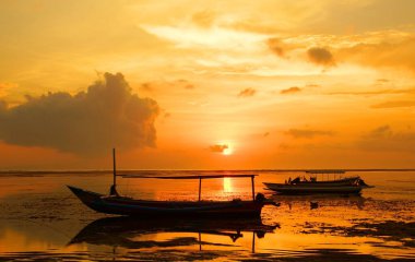 İnanılmaz güzel bir gün doğumu ve eski bir balıkçı köyünde okyanus kenarında şafağın renkleri.