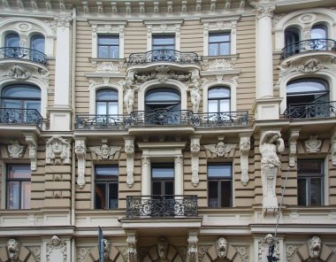 Elizabeth Caddesi 'nde ulusal romantizm ya da sanatsal yenilik tarzında bir konut binasının ön cephesi.