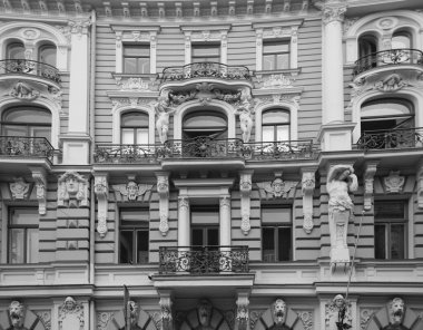 Elizabeth Caddesi 'nde ulusal romantizm ya da sanatsal yenilik tarzında bir konut binasının ön cephesi.