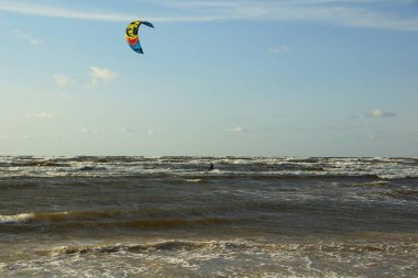 Yaz güneşli bir gün ve Riga Körfezi dalgalarında uçurtma sörfü müsabakaları