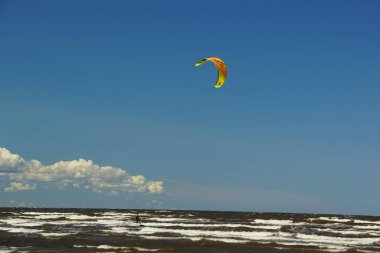 Yaz güneşli bir gün ve Riga Körfezi dalgalarında uçurtma sörfü müsabakaları