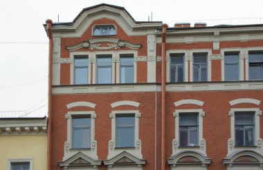 Art Nouveau tarzı bina Vasilyevsky Ostrov 42 'nin birinci satırında, pencereli ön cephenin bir parçası.