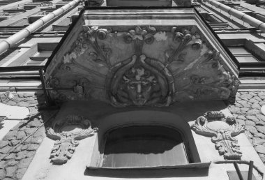 2. Sovyet Evi 'ndeki Art Nouveau binası. Ön cephenin bir parçası. Bir pencere ve penceresi var.