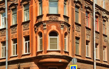 Art Nouveau binası, 6. Krasnoarmeyskaya Binası 13-15, ön cephenin bir parçası.
