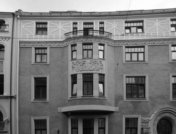 Fragmento Fachada Edifício Residencial Estilo Romantismo Nacional Uma Das Ruas — Fotografia de Stock