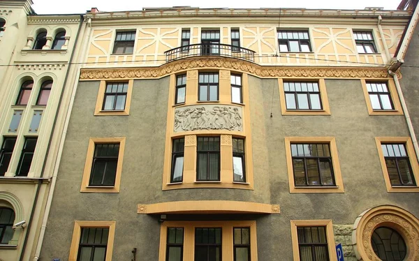 Egy Lakóépület Homlokzatának Töredéke Nemzeti Romantika Stílusában Riga Egyik Központi — Stock Fotó