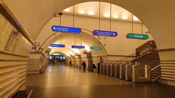 상트페테르부르크에 네브스키 프로스 지하철역 내부의한 — 스톡 사진