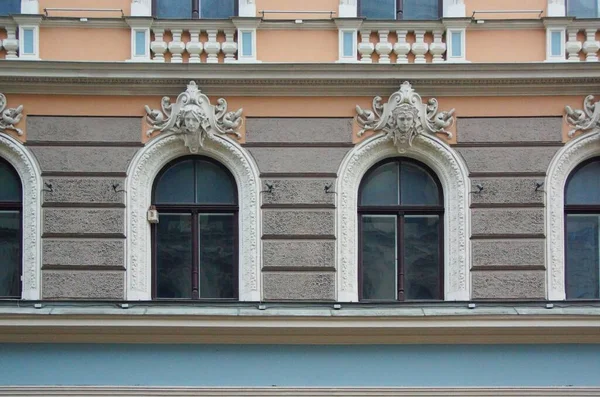 Фрагмент Фасада Жилого Дома Стиле Национального Романтизма Улице Елизаветы Окна — стоковое фото