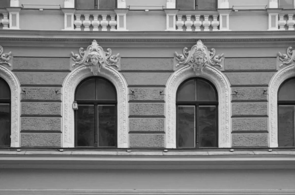 Fragment Fasady Budynku Mieszkalnego Stylu Narodowego Romantyzmu Ulicy Elizabeth Okna — Zdjęcie stockowe