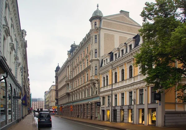Kasvetli bir yaz sabahı ve şehir merkezinde sıkıcı sokaklar boyunca bir yürüyüş.