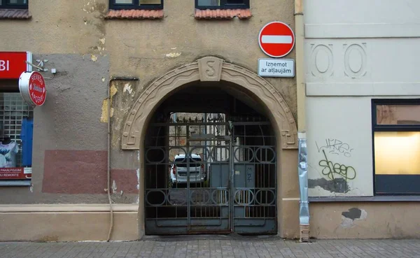 Fragmento Fachada Con Puerta Edificio Residencial Estilo Del Romanticismo Nacional — Foto de Stock