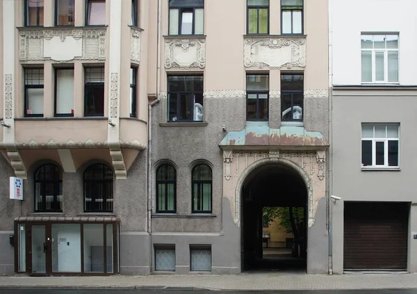 Fragmento Fachada Con Puerta Edificio Residencial Estilo Del Romanticismo Nacional — Foto de Stock