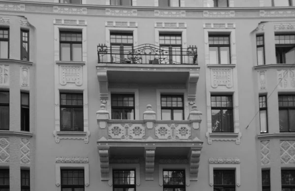 Frammento Della Facciata Con Porta Edificio Residenziale Stile Romanticismo Nazionale — Foto Stock