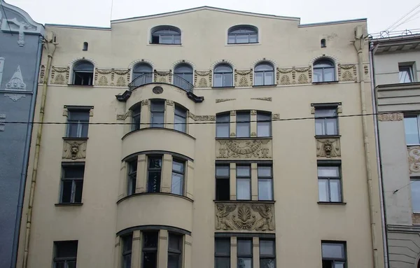 Fragmento Fachada Con Puerta Edificio Residencial Estilo Del Romanticismo Nacional — Foto de Stock