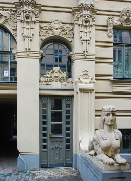 在阿尔伯塔街主要入口的狮身人面像里加中心街道之一 用民族浪漫主义风格风格的住宅建筑门框的碎片 — 图库照片