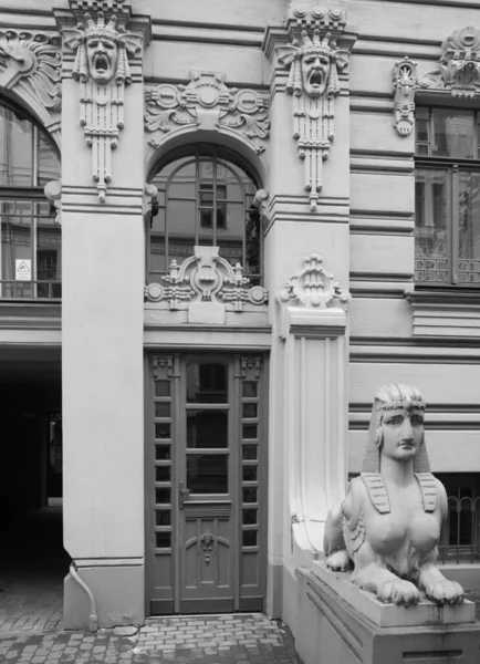 Homlokzat Töredéke Egy Lakóépület Ajtajával Nemzeti Romantika Stílusában Riga Egyik — Stock Fotó