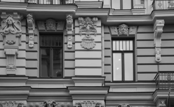 Fragmento Fachada Con Puerta Edificio Residencial Estilo Del Romanticismo Nacional —  Fotos de Stock