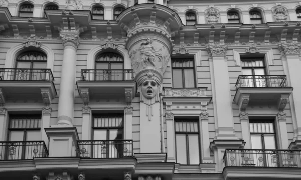 Fragmento Fachada Con Puerta Edificio Residencial Estilo Del Romanticismo Nacional — Foto de Stock