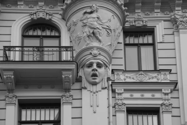 Fragment Fasady Drzwiami Budynku Mieszkalnego Stylu Narodowego Romantyzmu Jednej Centralnych — Zdjęcie stockowe