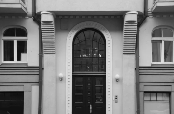 里加中心街道之一的带有民族浪漫主义风格住宅门的立面碎片 — 图库照片