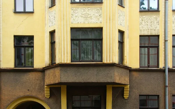 Fragmento Fachada Com Porta Edifício Residencial Estilo Romantismo Nacional Uma — Fotografia de Stock