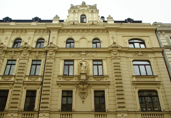 Riga 'nın merkez caddelerinden birinde ulusal romantizm tarzında bir konut kapısı olan ön cephenin bir parçası.