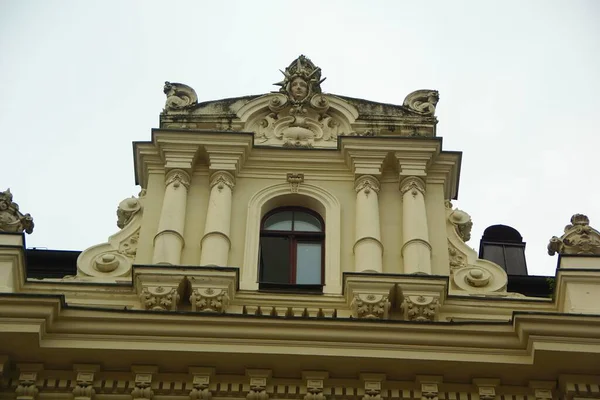 Fragmento Fachada Con Puerta Edificio Residencial Estilo Del Romanticismo Nacional —  Fotos de Stock