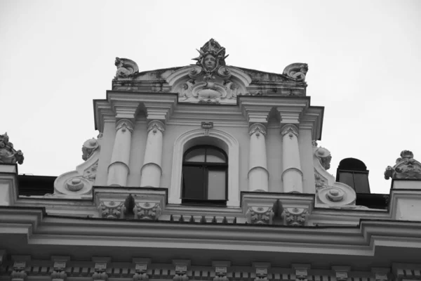 Fragment Fasady Drzwiami Budynku Mieszkalnego Stylu Narodowego Romantyzmu Jednej Centralnych — Zdjęcie stockowe
