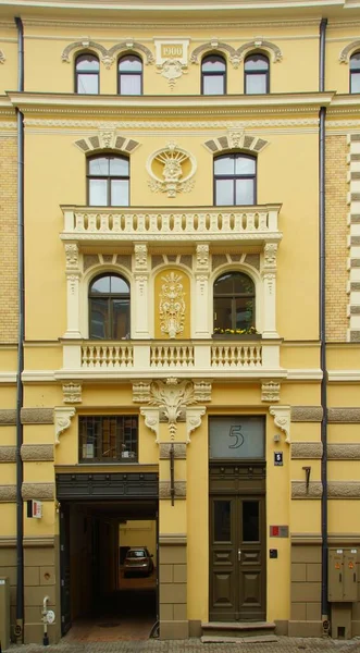 Fragmento Fachada Com Porta Edifício Residencial Estilo Romantismo Nacional Uma — Fotografia de Stock