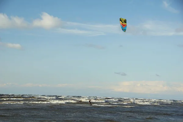 Zomer Zonnige Dag Kitesurfen Wedstrijden Golven Van Golf Van Riga — Stockfoto